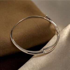 NEW 18K white gold plated geometric knot bangle bracelet jewelry B20B